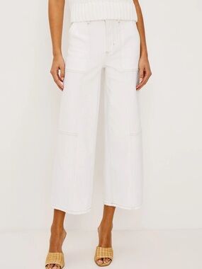 Rails Getty Crop Wide Leg
Vintage Ecru Contrast Stitch
$295 (worn in photo only)